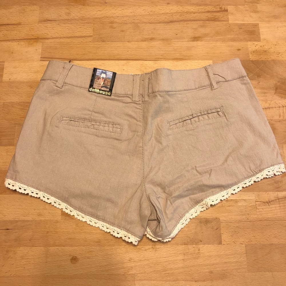 Dollhouse Sienna Juniors Khaki Lace Shorts Size 1 - Picture 4 of 6
